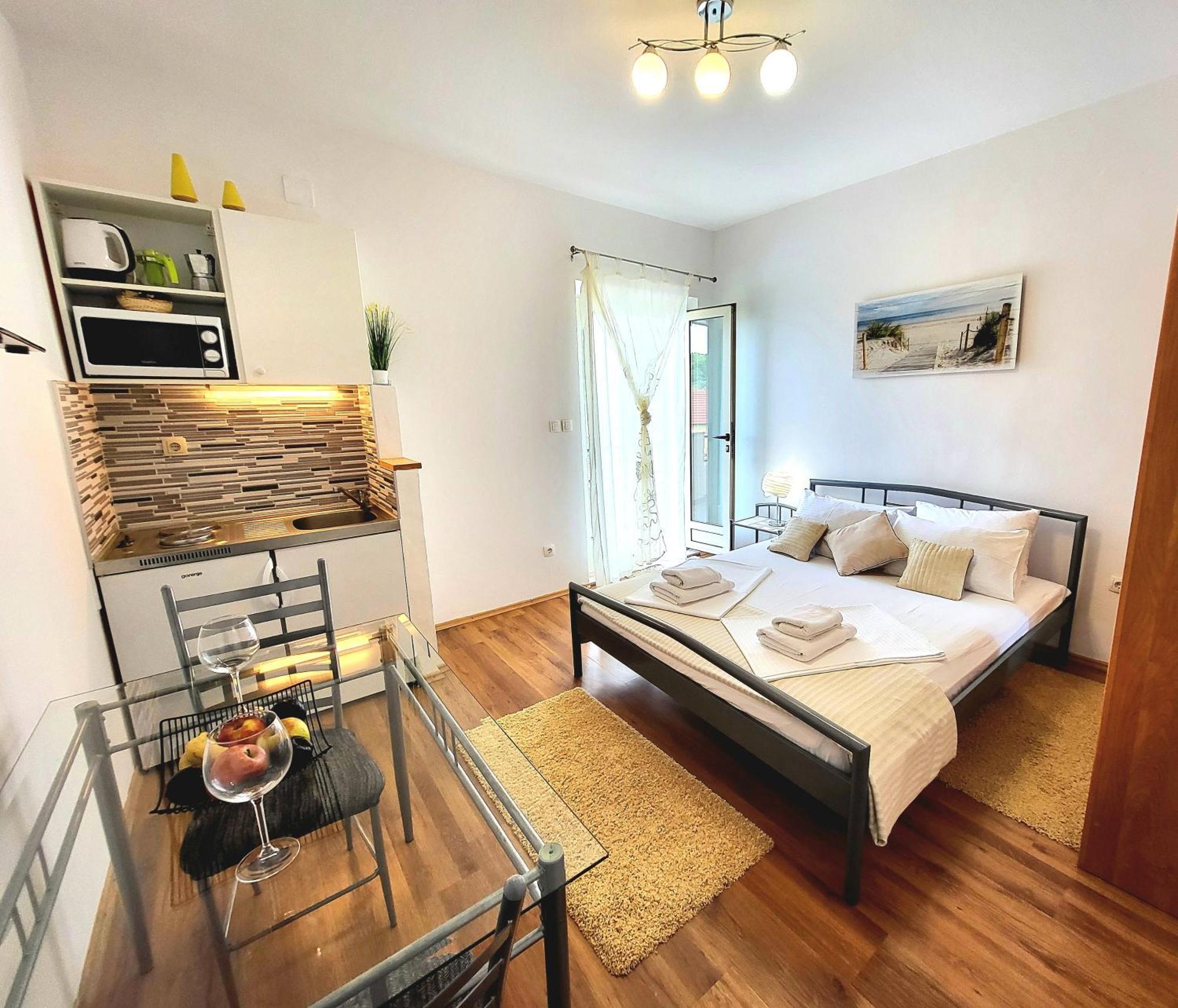 Apartments Vrisnik Йелса Екстериор снимка
