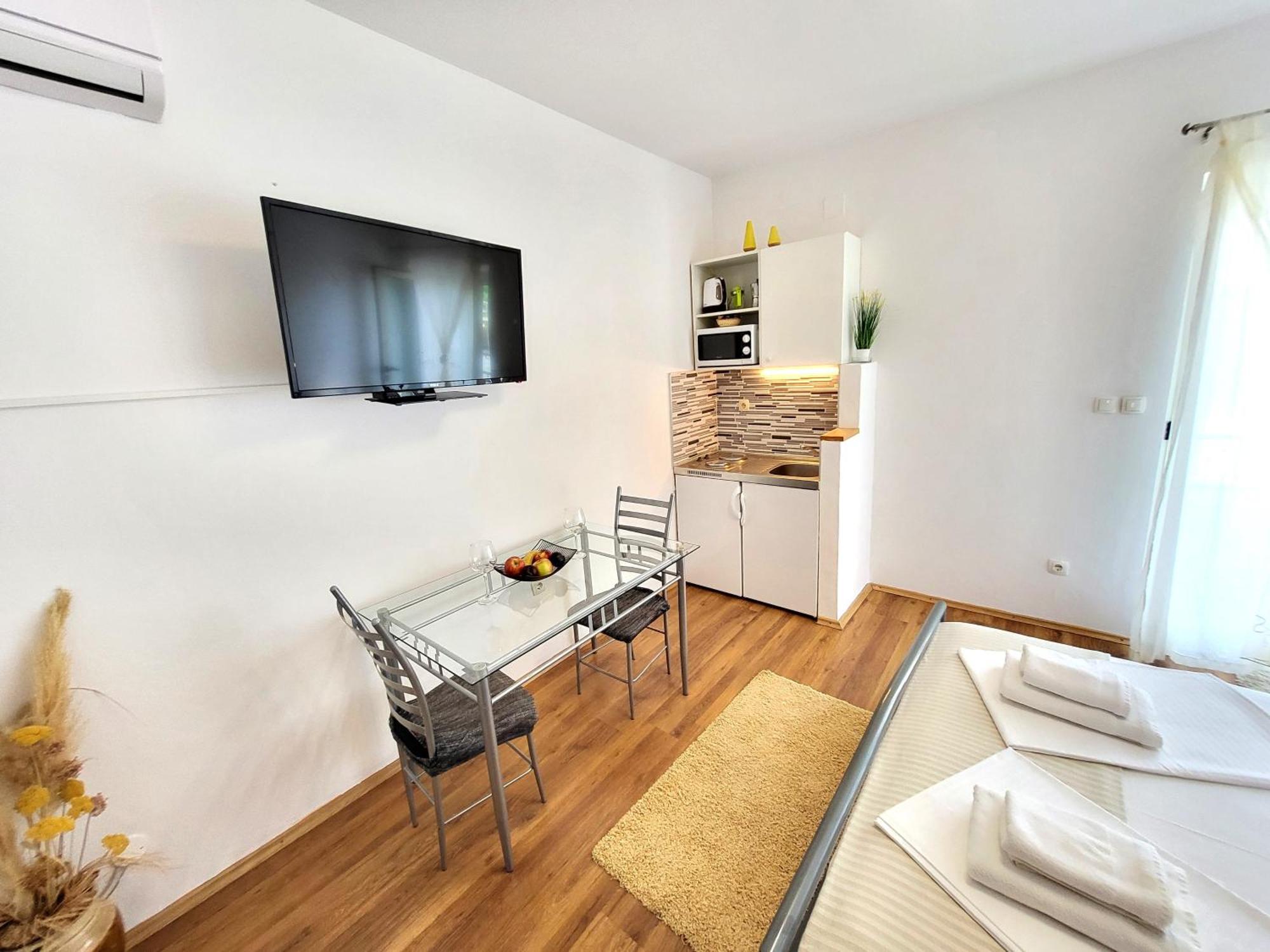 Apartments Vrisnik Йелса Екстериор снимка