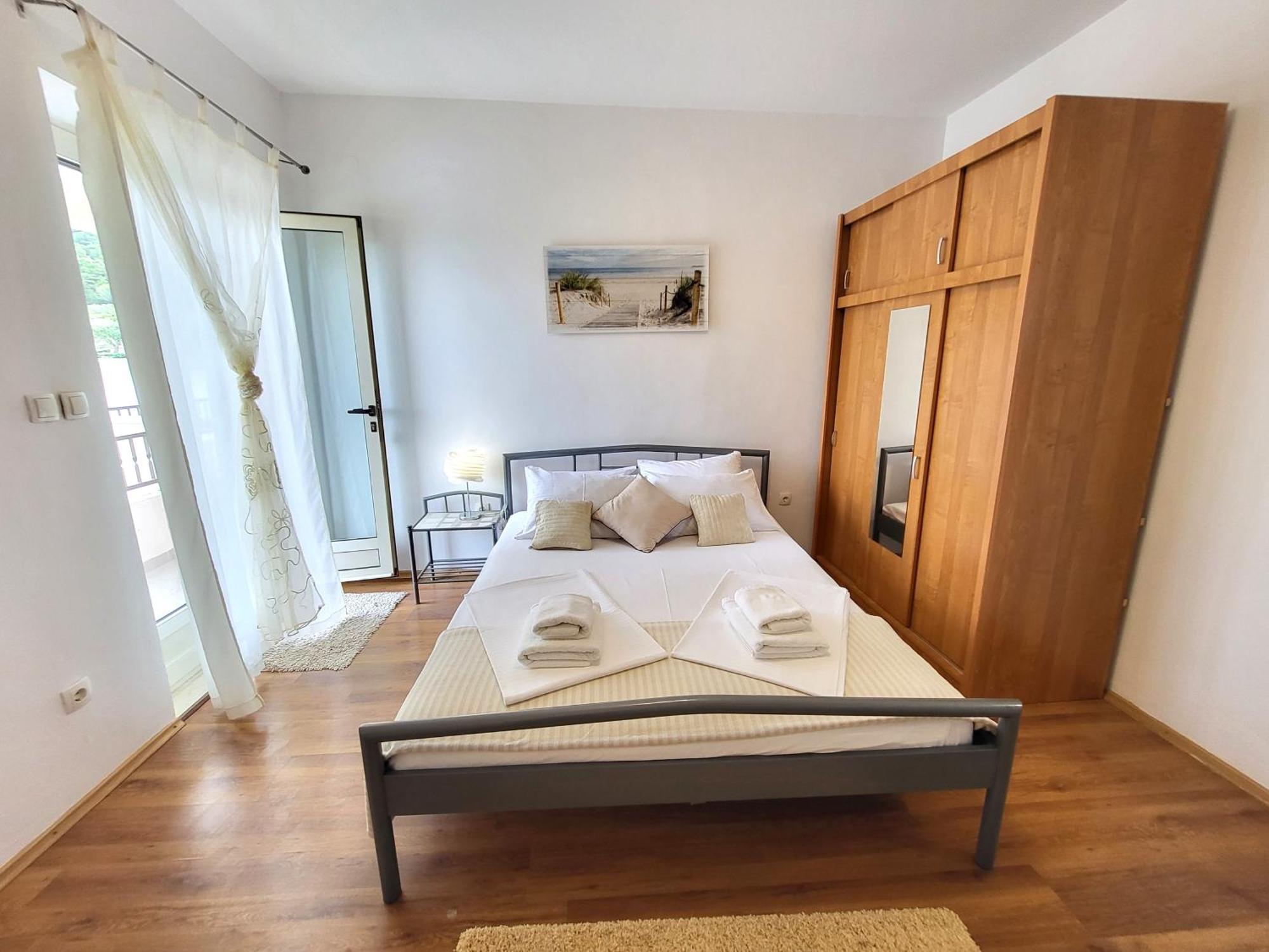 Apartments Vrisnik Йелса Екстериор снимка