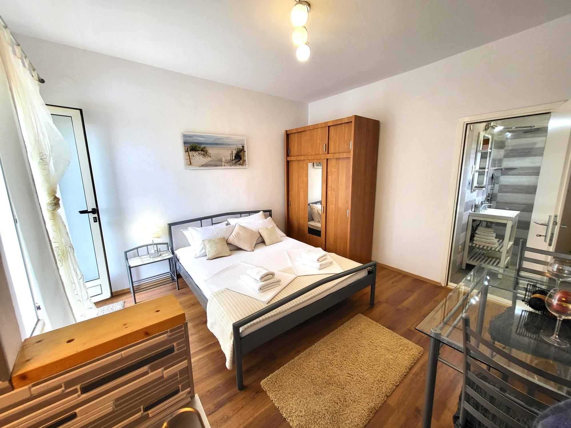 Apartments Vrisnik Йелса Екстериор снимка