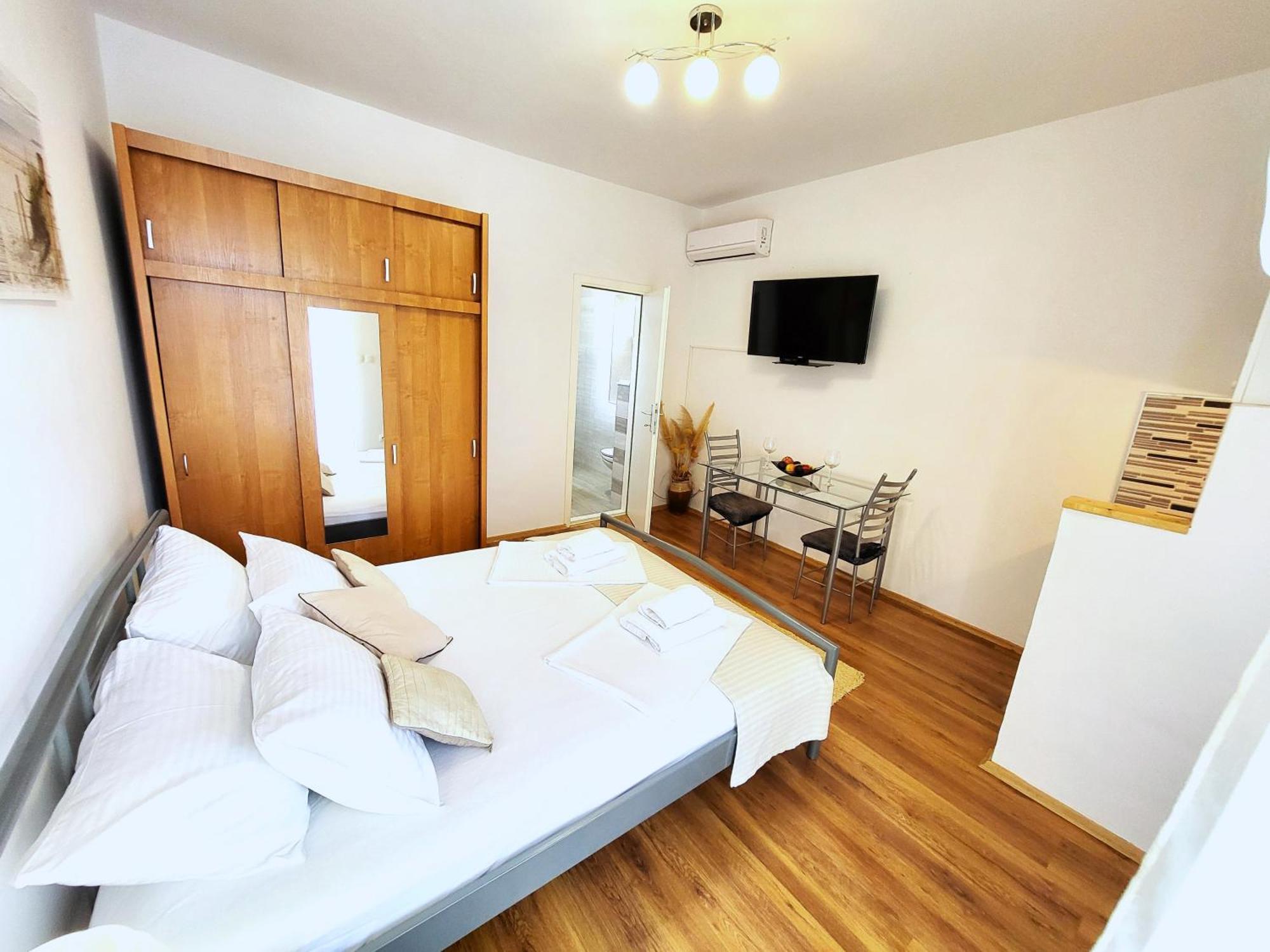 Apartments Vrisnik Йелса Екстериор снимка