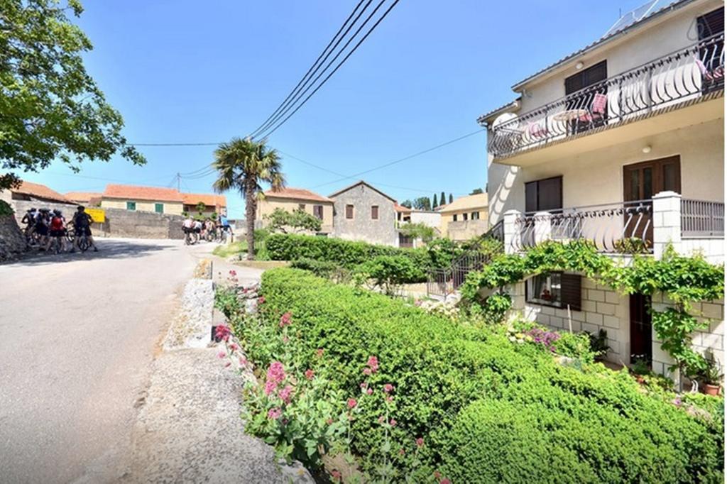 Apartments Vrisnik Йелса Екстериор снимка