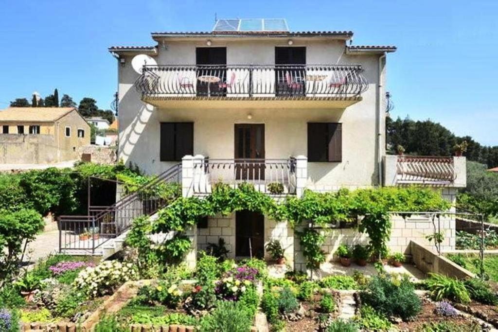 Apartments Vrisnik Йелса Екстериор снимка