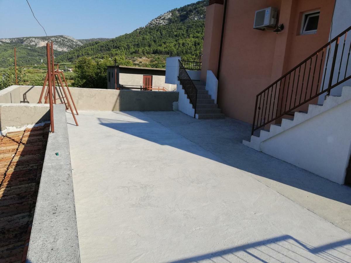 Apartments Vrisnik Йелса Екстериор снимка